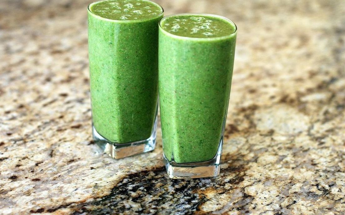 Ang harap ng aming juice bar sa maliwanag na sulok